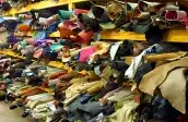 Ulička mezi regály s kůžemi ve velkoobchodě METAFORA
