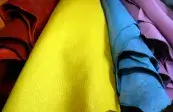 Detail červených kůží ve velkoobchodě METAFORA