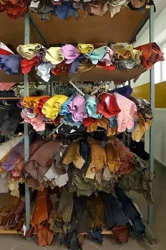 Žluté a zelené kůže vystavené ve velkoobchodě METAFORA