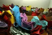 Ulička mezi regály s kůžemi ve velkoobchodě METAFORA
